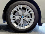 【BMWアロイホイル】軽量かつ強度に拘ったアロイホイル。走行性能ポテンシャルを引き出す設計。車の足元を引き締めてくれる大きなポイントはアロイホイルです。