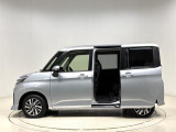 荷物をたくさん抱えてクルマに乗り込む時に便利な、ワンタッチオープン機能付き電動スライドドアです