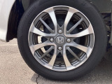 純正アルミホイールです。足元が引き立つので、車全体のイメージがアップしますよ