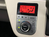 【オートエアコン】一度お好みの温度に設定すれば、車内の温度を検知し風量や温度を自動で調整。暑い&hellip;寒い&hellip;と何度もスイッチ操作をする必要はありません。快適な車内空間には必須の機能ですね♪