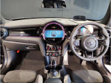 MINIの内装はとにかく『円』に拘ったデザインコンセプトが一目で伝わってきます。これほど円形に拘った車は他に御座いません。伝統のデザイン、トグルスイッチなど遊び心のある内装で御座います。