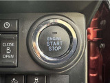 エンジンスタートボタンです。キーが車内にあれば、エンジンの始動・停止はブレーキを踏んでスイッチを押すだけ!キーを取り出す手間を省き、ワンプッシュでエンジンを操作するので簡単でスムーズです。