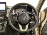 ハンドルにHondaセンシング系のクルーズコントロールやレーンキープアシストなどのスイッチと、オーディオの操作スイッチが装備されています。ハンドルから手を離さず安全に操作できます。