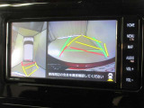 パノラミックビューモニター付きです。車両を上から見たような映像をナビゲーション画面に表示。運転席からの目視だけでは見にくい、車両周辺の状況をリアルタイムでしっかり確認できます。