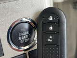 【キーフリーシステム】カバンやポケットに入れたままでもドアの施錠・解錠が可能なスマートキーを装備。エンジンのオン・オフ時もカギを取り出す必要が無いからとっても便利です♪