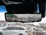 【デジタルインナーミラー(トヨタ)】車両後方カメラの映像をルームミラーに映すことが出来ます。 そのため、後席に人や荷物があって後方が見えづらい場合でもしっかり視界を確保することが出来ます。