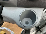 運転席、助手席の間にドリンクホルダ-が付いています!