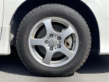【純正15インチアルミホイール】純正アルミホイールで足回りもかっこよく決まってます♪