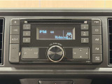 AM・FMチューナー内蔵、CD再生機能付き。音楽を聴きながらのドライブは楽しいですよね〜♪