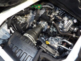 【エンジンルーム】オイル漏れや錆なども見受けられず、整った状態を維持しています。CVTによるスムーズな走りと燃費性能を両立。点検・清掃も行き届いており、安心してお乗りいただけるコンディションです。