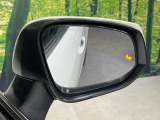【ブラインドスポットモニター】走行中、ドアミラーの死角になりやすい箇所に後続車が接近するとサイドミラーのレンズに警告を表示!ドライバーに注意喚起をしてくれます。