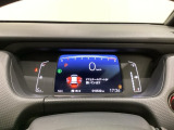 デジタル表示のスピードメーターとタコメーター、燃費やオドメーターなどの表示の他に、ホンダセンシング機能などの表示もできる多機能なマルチインフォメーション・ディスプレイです。