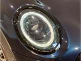 【LEDヘッドライト】先進のLEDテクノロジーを採用。放射される白色光の周波特性は太陽光に近く、バイキセノン・ヘッドライトを上回るコントラストで更に明るく輝きます!