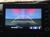 【バックカメラ】運転が苦手な方も車庫入れラクラクです!ギアをリバースに入れれば自動的に切り換わりますので、面倒な操作は不要です♪狭い駐車場もお車を傷つけず安心ですね!