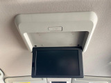 【フリップダウンモニター】大画面モニターで後席でもエンタメをお楽しみいただけます。小さなお子様にも大人気の装備です♪