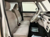 ベンチシート形状で足元も含め広々ゆったり座っていただけます。運転席側に装備してますセンターコンソールボックスを利用頂くとセパレートしてリラックス、ベンチにして開放的に2タイプお好みに合わせ使えます。