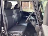 フロントシートはベンチシートです。ベンチシ―トは運転席と助手席の移動もスムーズ!狭い駐車場での乗り降りに便利です。シートの間にコンソールボックスやドリンクホルダーがないため、車内空間も広く感じます