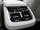 4ゾーン・フルオートマチック・エアコンディショナーにより、前両席および後席左右でそれぞれ個別に温度設定することができます。シートヒーターはフロントシートだけでなく2列目シートにも装備されています。