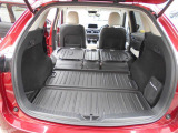リヤシートを可倒すれば広いカーゴスペースが出来ます。痛まないようにトランクラバーマットもあります。