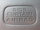 サイドカーテンエアバックシステムは、側面衝突時に大人から子供までさまざまな体格の乗員の頭部や頚部を広範囲で保護。特にセンターピラーへの頭部衝突を防ぐ展開性能を実現しています。