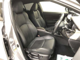 バケットシートに近いシルエットのフロントシートはホールド性もバッチリです。運転席周りも、スイッチレイアウト等工夫されており、視線移動が少なく運転に集中できる空間となっています。