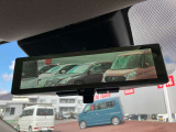 インテリジェントルームミラー、車両後方のカメラ映像をミラー面に映し出すので車内の状況や天候などに影響されにくく、よりクリアな後方視界が得られます