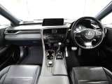 上質で落ち着いた印象のインパネ。視界も広々で運転しやすいです。