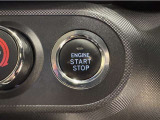 エンジンスタートボタンです。キーが車内にあれば、エンジンの始動・停止はブレーキを踏んでスイッチを押すだけ!キーを取り出す手間を省き、ワンプッシュでエンジンを操作するので簡単でスムーズです。