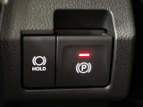 【オートブレーキホールド】信号待ちや渋滞で停車時にブレーキから足を離しても、停止状態を保持してくれます。前進するときはアクセルを踏めば自動で解除されるので安心♪街乗り運転が楽になります♪