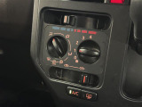 【エアコン】空気の入れ替え、快適な車内環境づくりの必須装備。エアコンちゃんとついてます。ダイヤル式で直感的な操作ができますね!
