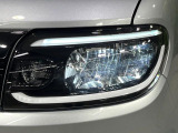 【LEDヘッドライト】悪天候や夜間走行時も良好な視界を確保し安心して運転できる高輝度LEDヘッドライトを装備!点灯速度が早く、消費電力も抑えられています。