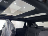 サンルーフ付です。天井が光を通すだけで圧迫感が減り、開放的な気持ちでドライブを楽しめます!
