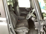 フロント広々、ベンチシートの運転席は、ハイトアジャスターが付いているので、快適にドライブができます。ハンドルはチルトステアリングで、ハンドル位置を上下に調節できます。