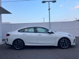 【BMWの伝統-3】BMWのお車は、&ldquo;駆け抜ける歓び&rdquo;を体現しております。走行の安定性とコーナリングの良さを追求し、思い通りにハンドルの操作可能です。