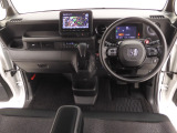 ◆視界広々で非常に運転しやすくロングドライブでも疲れを感じさせないすっきりとまとまったインパネ周りです。