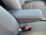 フロントシートにはセンターアームレスト付き、長時間の運転で疲れた腕を乗せてください。