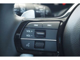 【ステアリングスイッチ】運転中でも前方から目線を外すことなくオーディオ等の操作ができ、より「安全・快適」にドライブをすることができます。