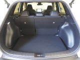 広々としたラゲージスペースです。リヤシートの背もたれを倒すと更に広くなります。
