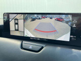 360度ビューカメラを搭載。4方の小型カメラの映像を処理し、車両真上からの映像に変換しています。