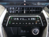 左右独立温度コントロールフルオートエアコンです。運転席、助手席それぞれで独立して温度設定ができます。冷え性の方が乗っても安心ですね♪
