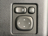 【電動格納ミラー】サイドミラーは電動格納式となっており、狭い駐車場でもキズがつくリスクを抑えられます。