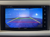 【バックカメラ】ギアをリバースに入れれば自動的にモニターが切り換わるので、車庫入れや後退確認がラクラク OKです!