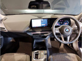【カーブドディスプレイ】速度計などを表示する12.3インチの情報ディスプレイと、カーナビなどを表示するタッチが可能な14.9インチのディスプレイが1枚のパネルに集約され視認性、操作性を高めております。
