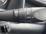 【オートライト(AUTO)】外の明るさをシステムが感知して、自動でヘッドライトが点灯します。ヘッドライトをつけ忘れを防ぐ便利機能です。