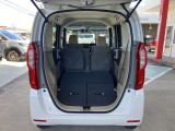 ラゲッジスペースです。リヤシートを前に倒せば荷室を更に広く使えます。