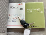 メンテナンスノート【点検整備記録簿・保証書】、取説も揃っています。スマートキーはバッグなどにしまったままボタン操作でエンジンの始動・停止ができて大変便利です。