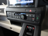 オートエアコンタイプなので細かい操作なしで快適温度に調整してくれます。シートヒーター付きで、冷えた車内でもスイッチを押せば数秒でシートがあたたかくなります。