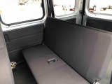 リヤシートも足元広々空間。
