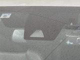 【トヨタセーフティセンス】走行中に前方の車両等を認識し、衝突しそうな時は警報とブレーキで衝突回避と被害軽減をアシスト。より安全にドライブをお楽しみいただけます。