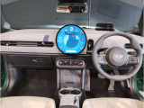 MINIの内装はとにかく『円』に拘ったデザインコンセプトが一目で伝わってきます。これほど円形に拘った車は他に御座いません。伝統のデザイン、トグルスイッチなど遊び心のある内装で御座います。